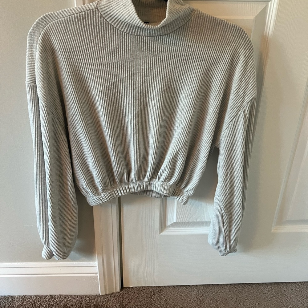 Cropped grey sweater